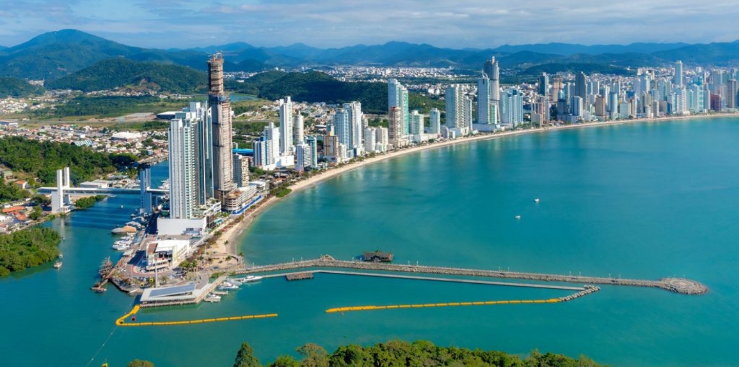 Vista aérea da orla de Florianópolis
